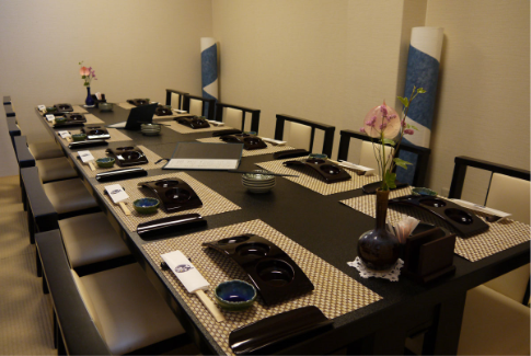 写真：畳部屋に直接おけるテーブルと椅子