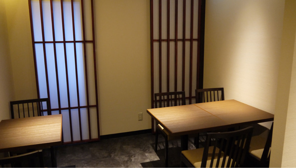 写真：畳部屋に直接おけるテーブルと椅子