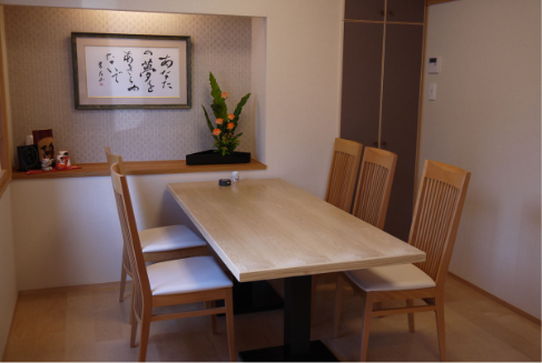 写真：畳部屋に直接おけるテーブルと椅子